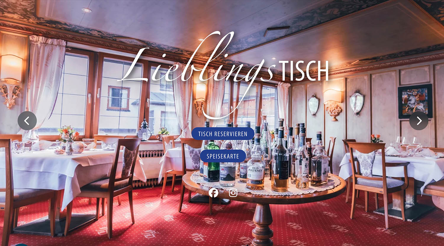 Lieblingstisch: Liebevoll eingerichteter Speiseraum des Hotel Dorer mit rotem Teppich und Deckenmalerei