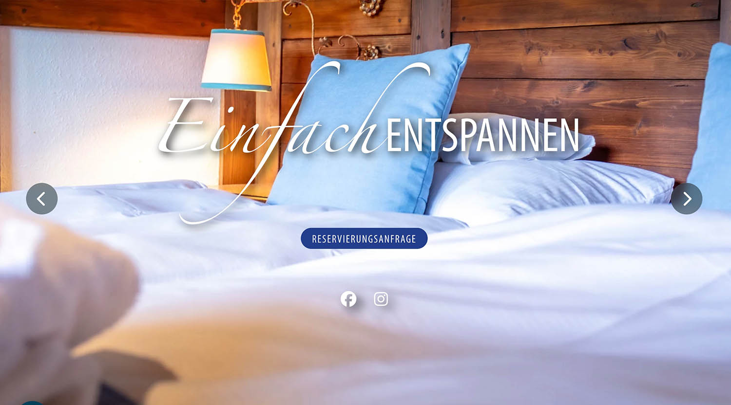 Hotel-Dorer-Website, "Einfach Entspannen" , warmes, gemütliches Schwarzwald-Ambiente mit weißen Kissen und Decken auf einem Doppelbett
