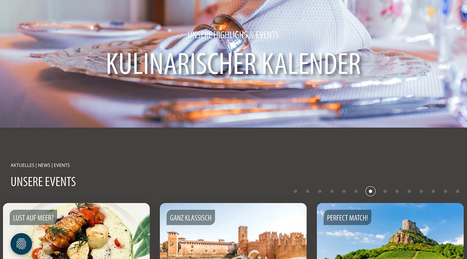 Hotel-Dorer-Website, “Kulinarischer Kalender" mit einem Bild eines gedeckten Tisches mit silbernem Platzteller, Stoffserviette und Besteck