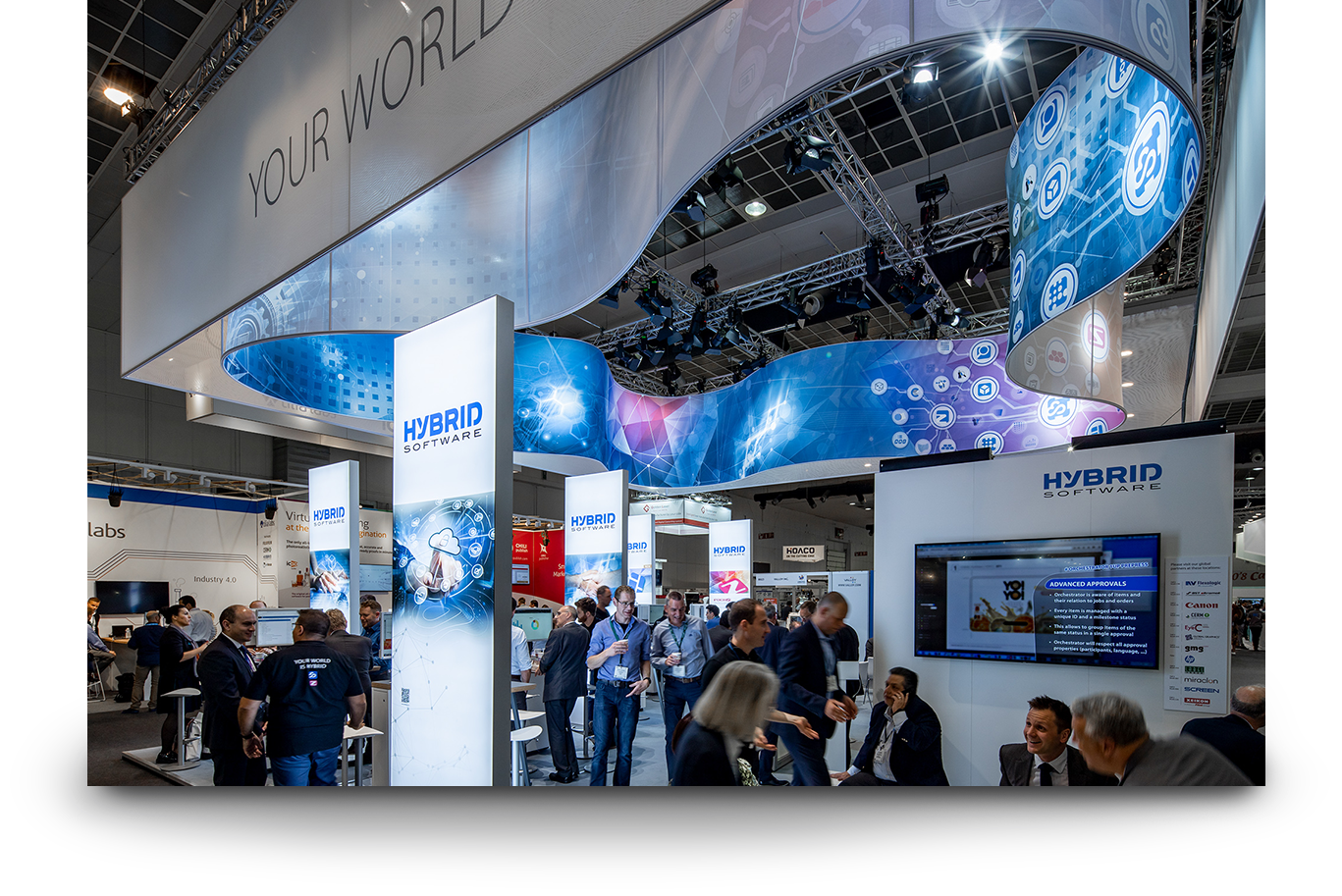 Hybrid Software: Aussenansicht des neuen gestalteten Messestands, mit Leuchtschildern zum Thema "Mensch-Maschine"